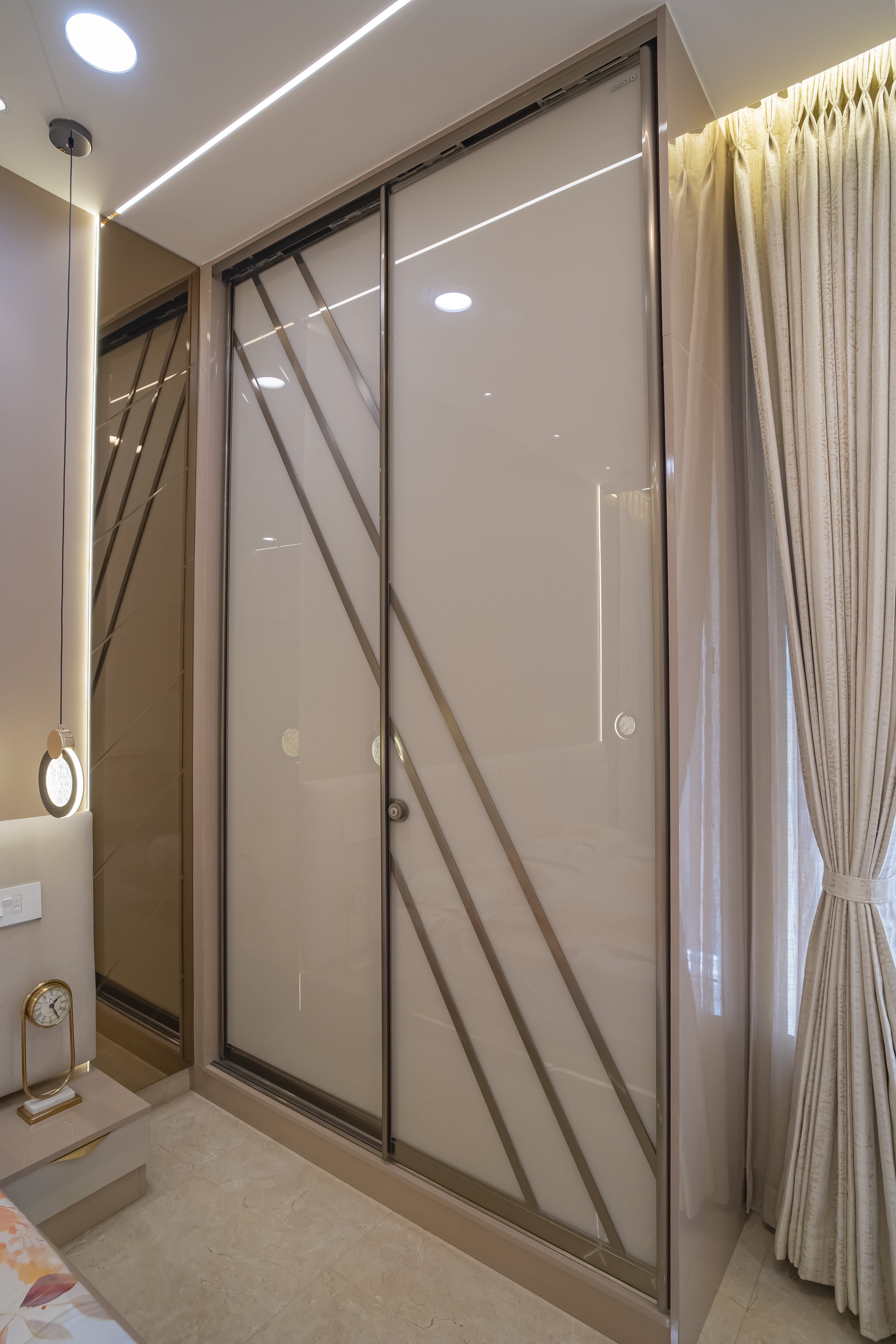 A Story of Style & Elegance- Aurobindo Kohinoor Flat Interiors